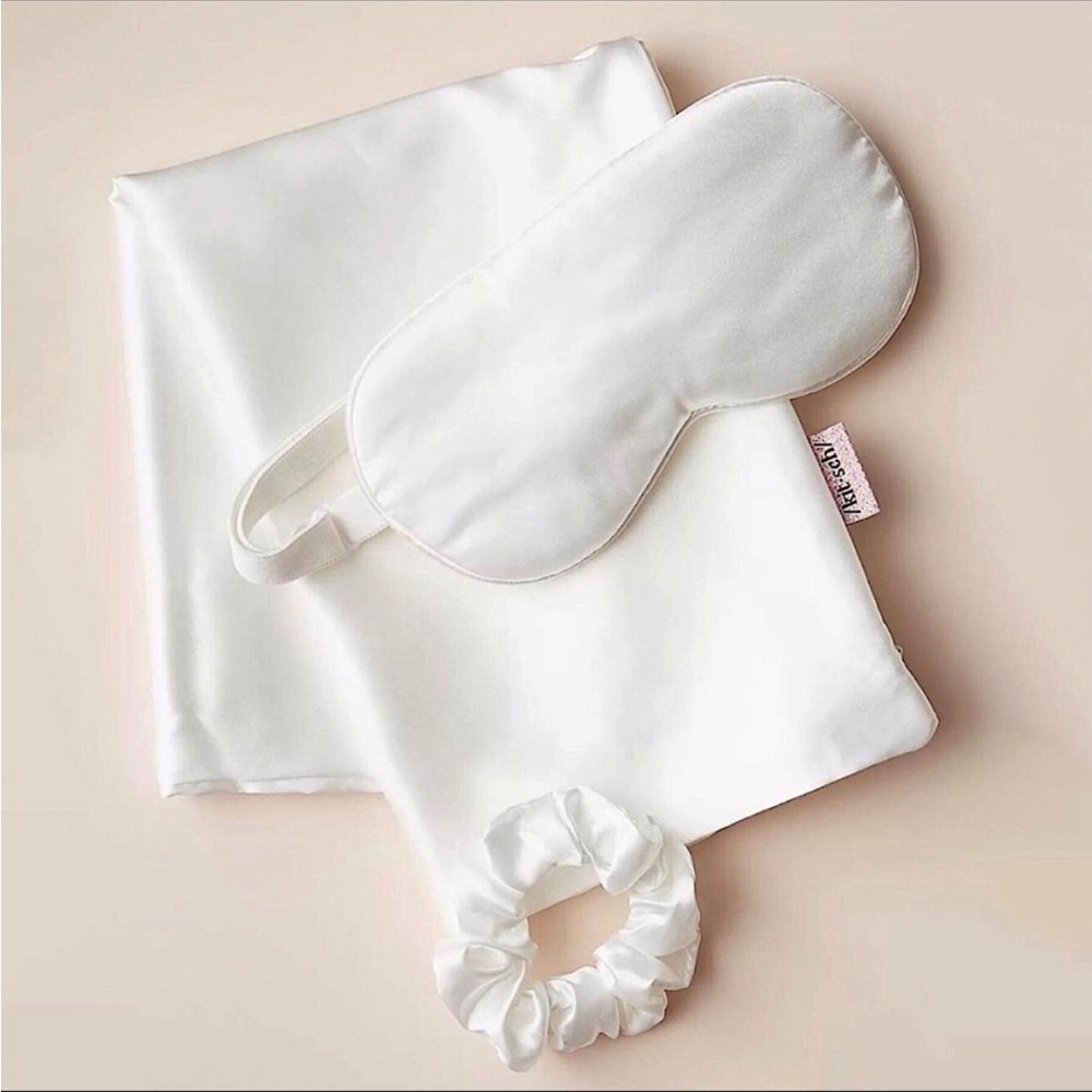 Kitsch Satin Sleep Set - Picture 3 of 3